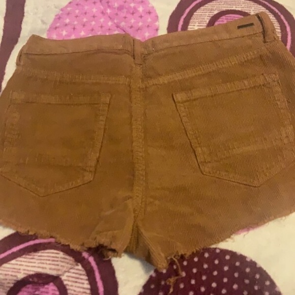 Kendall + Kylie Hugh waisted shorts - Picture 3 of 7